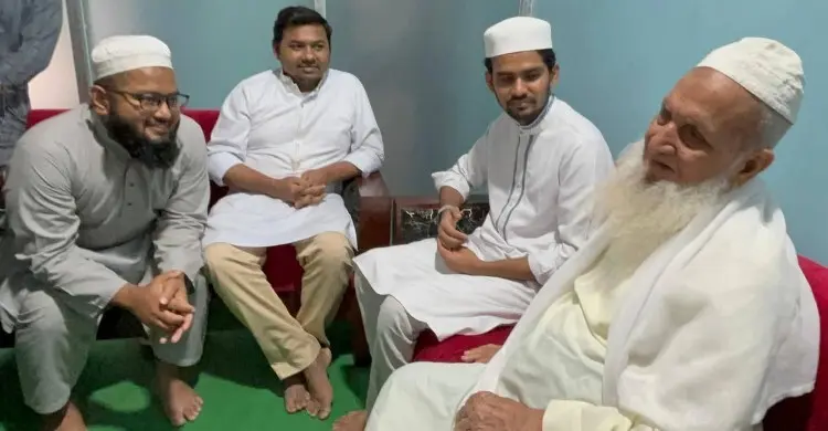দোয়া নিতে হেফাজত আমিরের মাদরাসায় আসিফ মাহমুদ