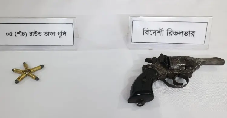 চট্টগ্রামে অস্ত্র কারবারি আটক, রিভলবার-গুলি উদ্ধার