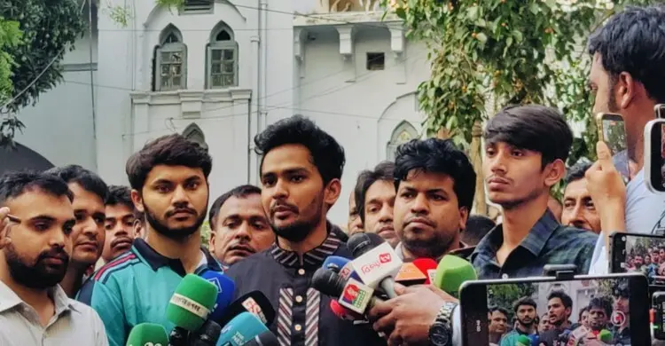 ঢাকা মেডিকেলে সাংবাদিক ইমরানকে দেখতে গেলেন আসিফ মাহমুদ