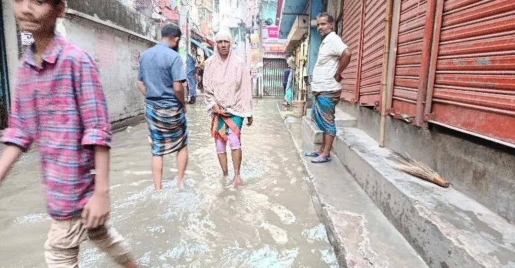 ভোরের বৃষ্টিতে রাতেও নামেনি সড়কের পানি, দুর্ভোগে বাসিন্দারা
