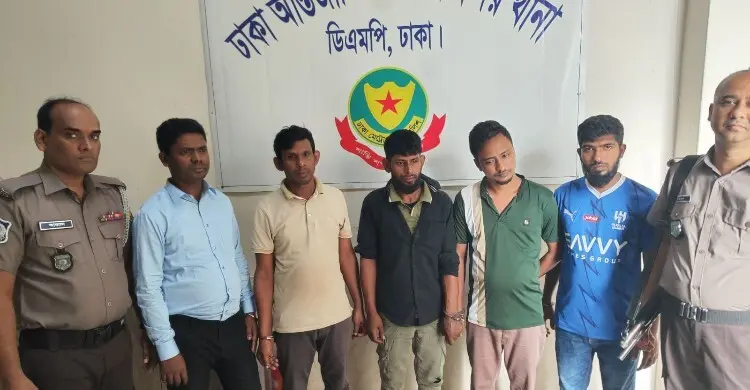 চলন্ত গাড়ির চালককে বিভ্রান্ত করে ৩০ লাখ টাকার কাপড় লুট, গ্রেফতার ৫
