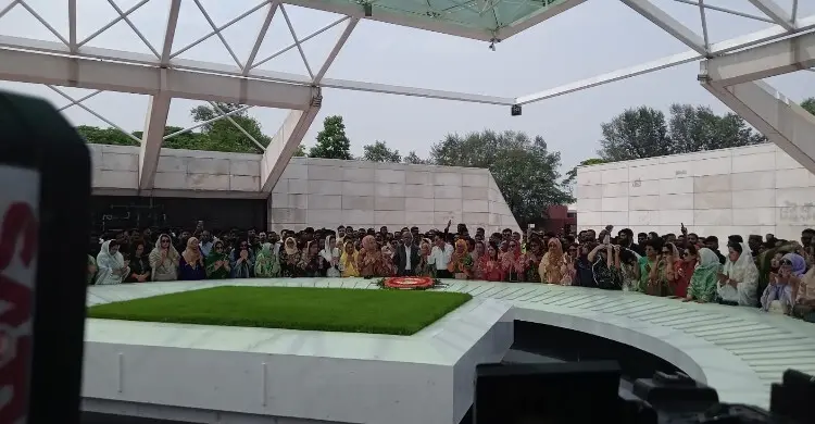 জিয়াউর রহমান-খালেদা জিয়ার কবরে বিএনপির সংরক্ষিত আসনের এমপিদের শ্রদ্ধা