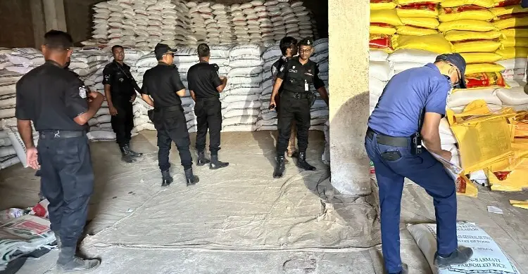অবৈধভাবে মজুত ৬ লাখ কেজি সরকারি চাল জব্দ, আটক ১