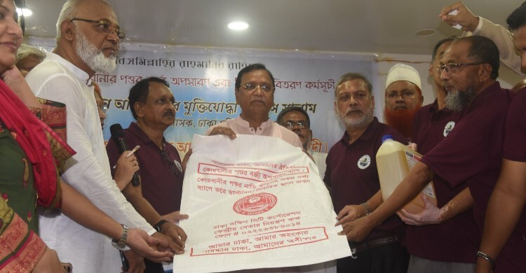 কোরবানির বর্জ্য ব্যবস্থাপনায় নগরবাসীর মধ্যে অপসারণ সামগ্রী বিতরণ শুরু
