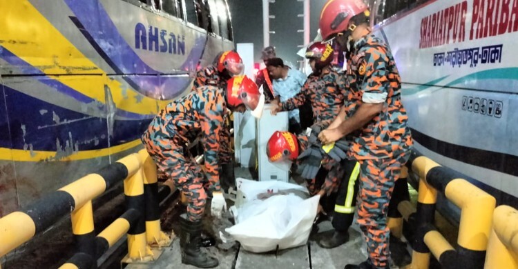 টোলপ্লাজায় নিয়ন্ত্রণ হারানো বাস থামাতে গিয়ে সহকারী নিহত