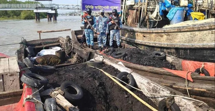 পতেঙ্গায় তিন টন চোরাই কয়লাসহ দুই কাঠের বোট জব্দ