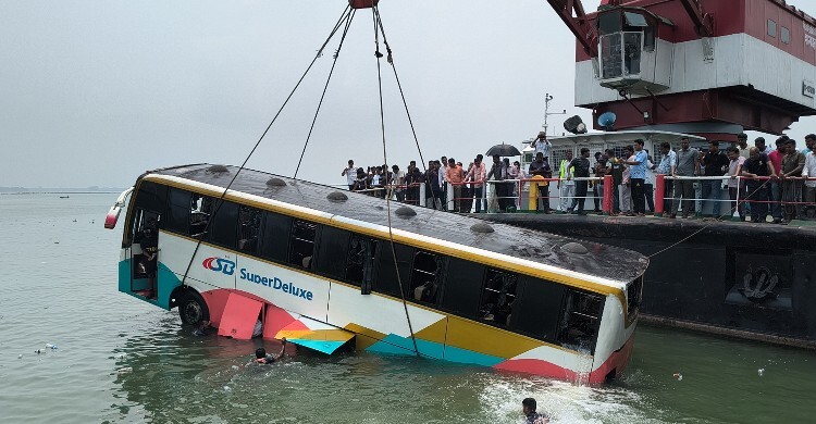 সব যাত্রী আগেই নেমে যাওয়ায় কোনো প্রাণহানি হয়নি: মন্ত্রণালয়