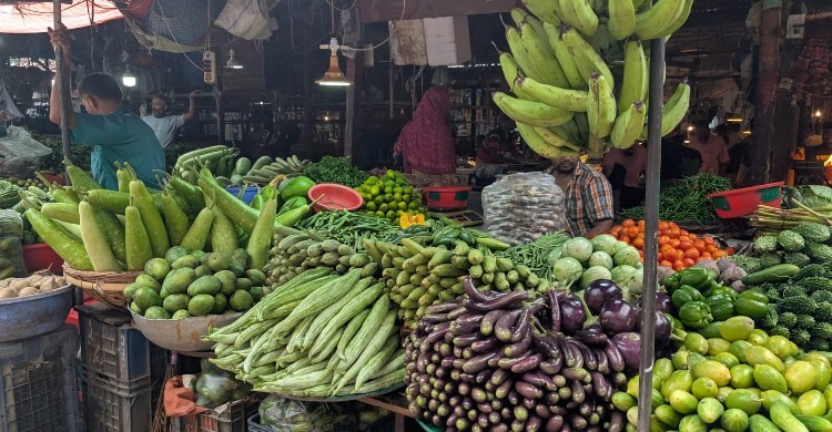 বাজারে ক্রেতা কম, তবু চড়া সবজির দাম