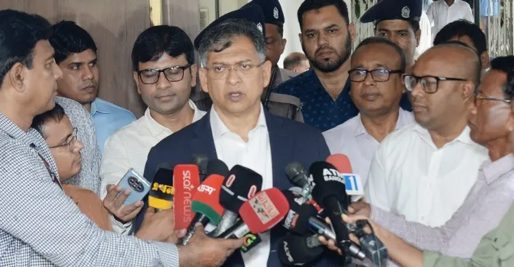 অবৈধ পুশ-ইন ঠেকাতে সীমান্তে সতর্ক বিজিবি: স্বরাষ্ট্রমন্ত্রী