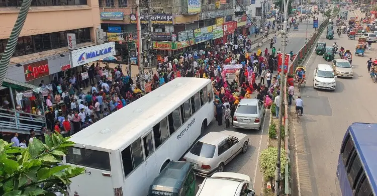 পোশাক কারখানা বন্ধের প্রতিবাদে কচুক্ষেতে সড়ক অবরোধ