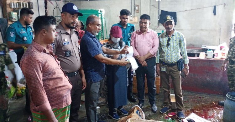 অস্বাস্থ্যকর পরিবেশে আইসক্রিম উৎপাদন, তিন প্রতিষ্ঠ