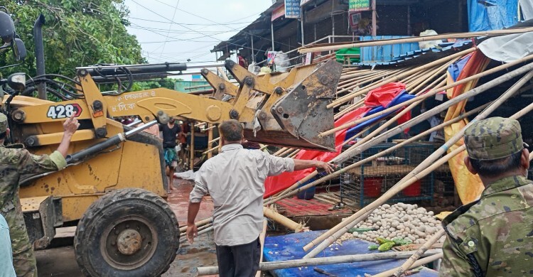 চট্টগ্রামে সড়ক-ফুটপাত দখল করে বসানো ২০০ দোকান উচ্ছেদ
