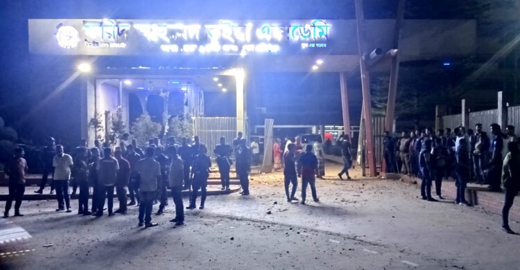 ছাত্রবাসে মিললো শিক্ষার্থীর ঝুলন্ত মরদেহ, ক্ষুব্ধ এলাকাবাসীর ভাঙচুর