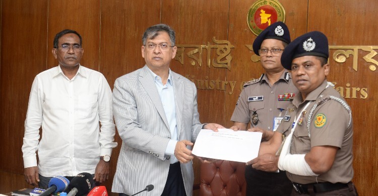 ১৫ পুলিশ সদস্যকে পুরস্কৃত করলেন স্বরাষ্ট্রমন্ত্রী