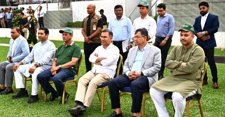 গ্যালারি ছেড়ে মাঠে প্রধানমন্ত্রী, ডেকে নেন ছাত্রদল নেতাদেরও