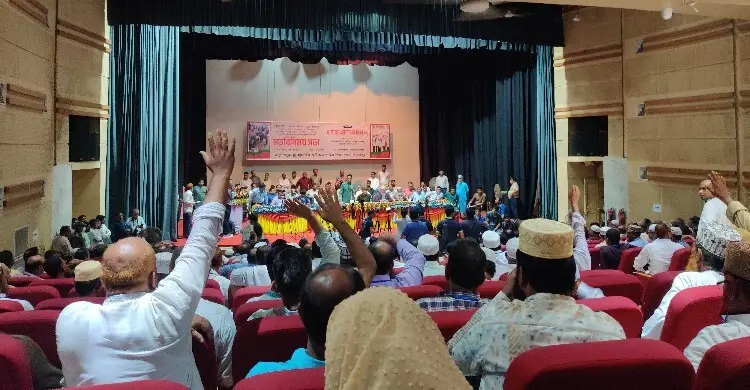 নিজ প্রতিষ্ঠানে সন্তানকে পড়ান কারা, ৪০০ জনে হাত তুললেন ২০ শিক্ষক