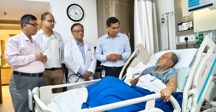 রফিকুল ইসলাম মিয়াকে দেখতে হাসপাতালে ডা. মনোয়ারুল কাদির