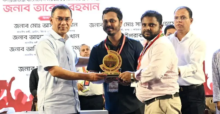 জুলাই আন্দোলনে শহীদ পরিবার ও আহতদের স্মৃতি স্মারক দিলেন প্রধানমন্ত্রী