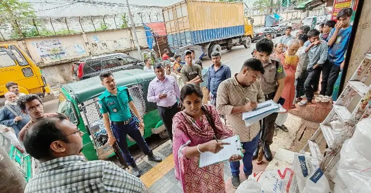 চট্টগ্রামে নিষিদ্ধ পলিথিন বিক্রি-মজুত, দুই দোকানে জরিমানা