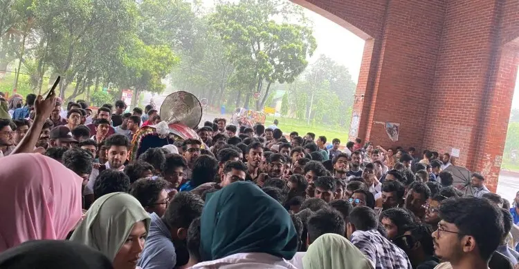 শেকৃবিতে উত্তেজনা, ৪ দাবি আদায়ে অনড় শিক্ষার্থীরা