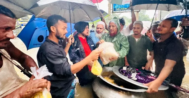 চট্টগ্রামে বন্যাদুর্গত এলাকায় ত্রাণ বিতরণ জামায়াতের