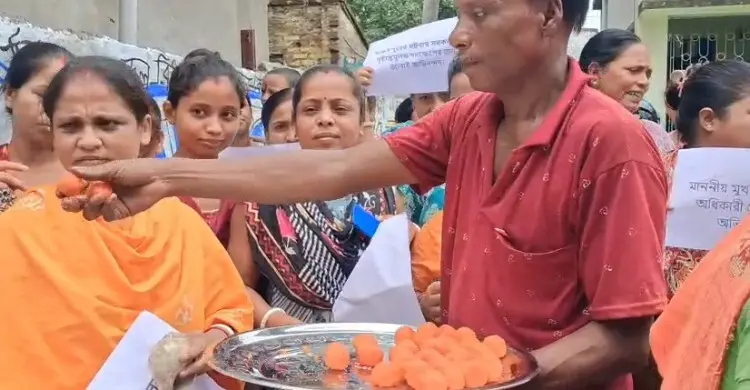 ধর্ষণ-হত্যা মামলায় অভিযুক্তের এনকাউন্টার, পশ্চিমবঙ্গে মিষ্টি বিতরণ