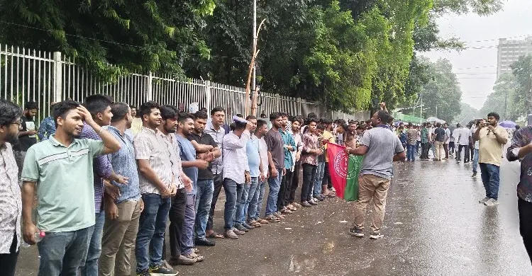 ঢামেক ত্যাগ করলেন প্রধানমন্ত্রী, স্লোগানে মুখর ক্যাম্পাস