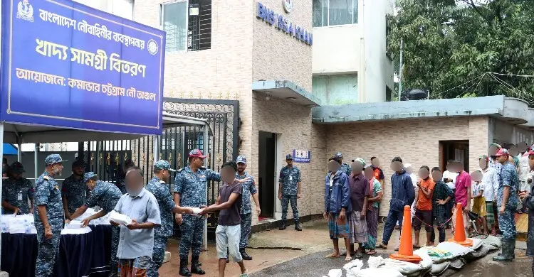 চট্টগ্রামে বন্যাদুর্গত ও পানিবন্দি মানুষের পাশে নৌবাহিনী