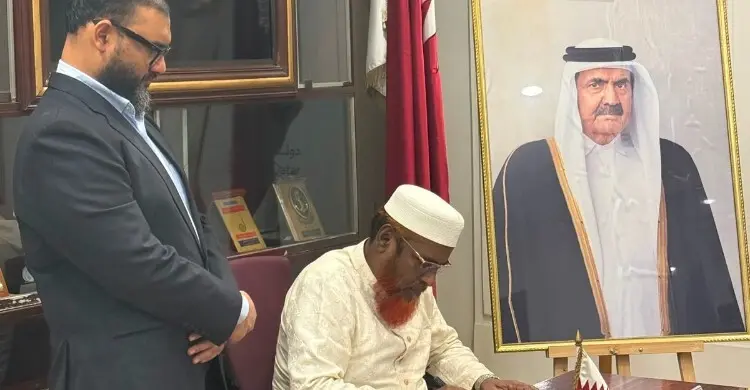 কাতারের সাবেক আমির শেখ হামাদের শোকবইয়ে গোলাম পরওয়ারের সই