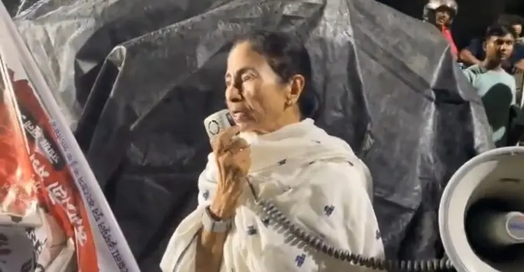 উত্তপ্ত পশ্চিমবঙ্গ, রাস্তায় নামলেন মমতা ব্যানার্জী