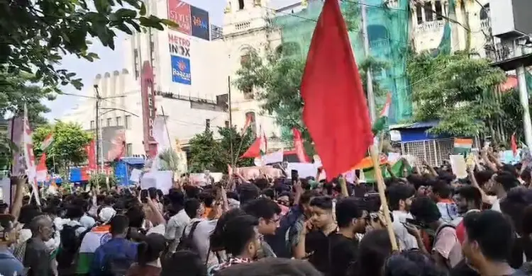 কলকাতায় বামপন্থিদের মিছিলে মানুষের ঢল, মোদীবিরোধী স্লোগান