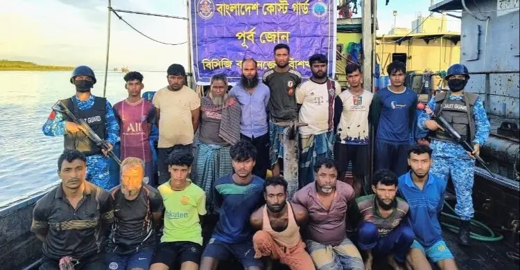 বাঁশখালীতে কোস্টগার্ডের অভিযানে ট্রলিং বোট জব্দ, আটক ১৬ জেলে