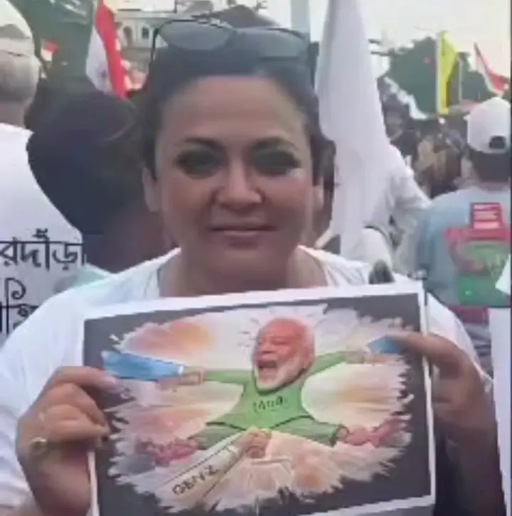 পোস্টার হাতে শ্রীলেখা মিত্র।