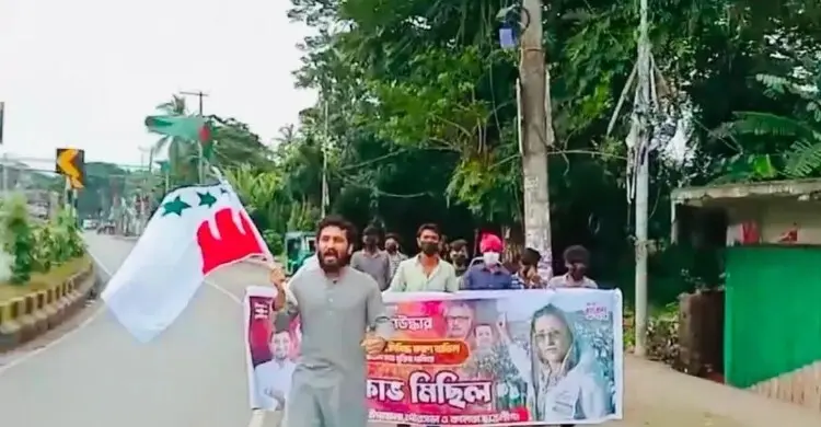 পটিয়ায় মুখোশ পরে নিষিদ্ধ ছাত্রলীগের ঝটিকা মিছিল