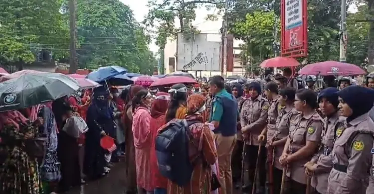 আগস্টেই যোগদান-পদায়ন দাবিতে শাহবাগে প্রাথমিকে সুপারিশপ্রাপ্ত শিক্ষকরা