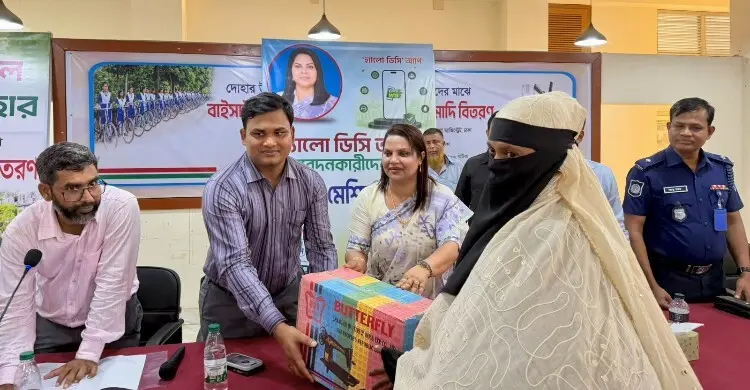 ‘হ্যালো ডিসি’র আবেদনে সাড়া, দোহারের ১৪ নারী পেলেন সেলাই মেশিন