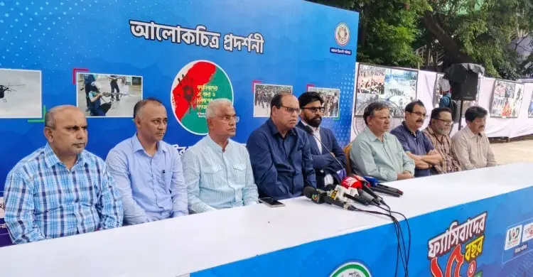 ঝুঁকি নিয়ে ছবি তোলা ও প্রকাশের জন্য ফটোসাংবাদিকদের চাকরিও হারাতে হয়েছে