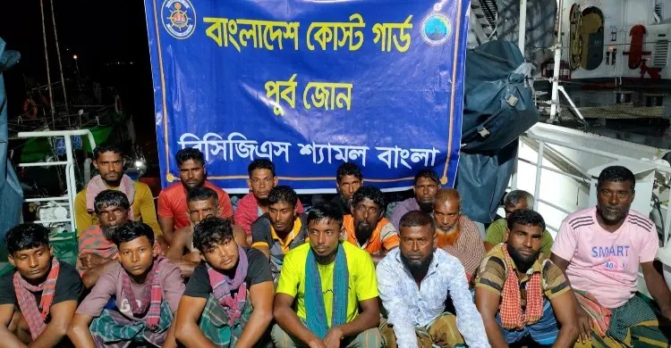 নৌকা বিকল হয়ে গভীর সমুদ্রে ভাসছিলেন ১৮ জেলে, উদ্ধার করলো কোস্টগার্ড