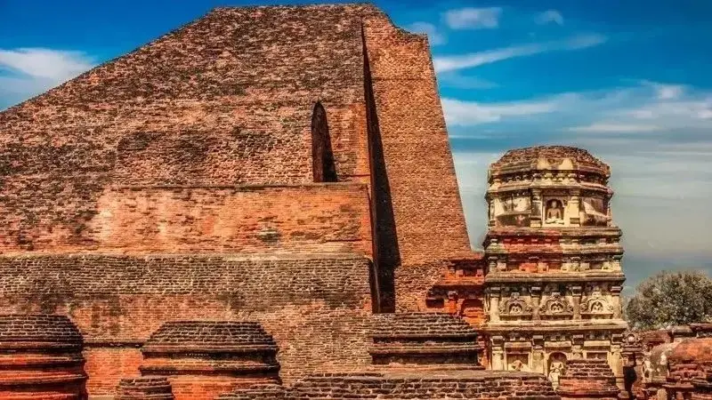 কথিত আছে, নালন্দার গ্রন্থাগারে আগুন লাগানোর পর সেই আগুন তিন মাস ধরে জ্বলেছিল