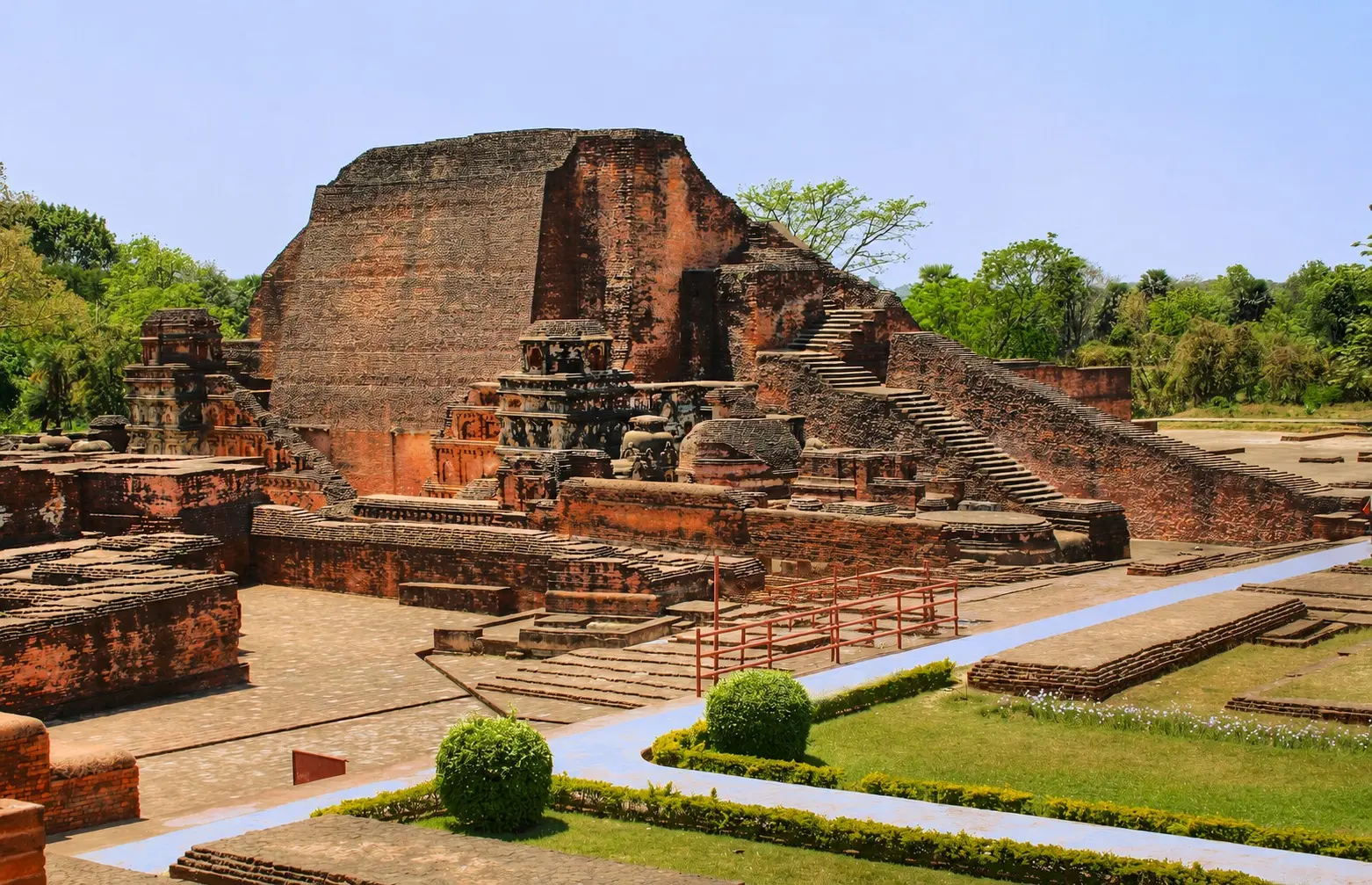 নালন্দাকে বিশ্বের প্রথম আবাসিক বিশ্ববিদ্যালয় হিসেবে বিবেচনা করা হয়
