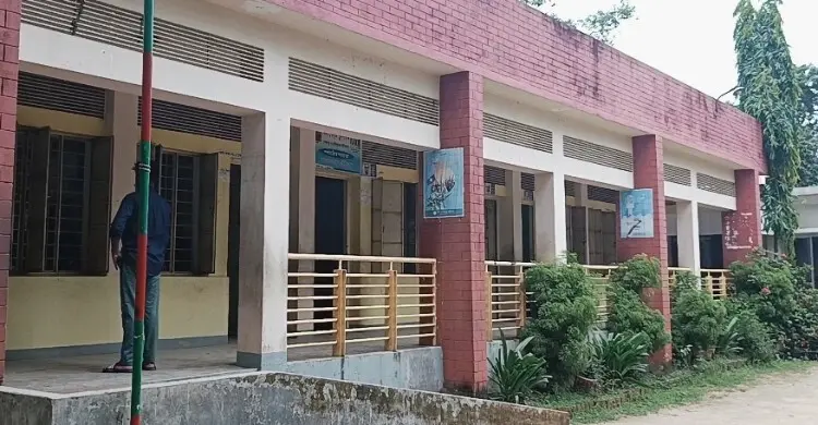 চট্টগ্রামে বিদ্যালয়ের তালা ভেঙে মালামাল চুরির হিড়িক