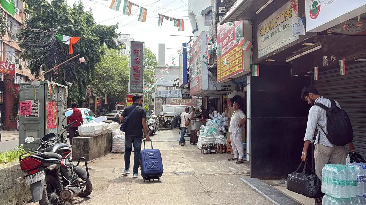 হোটেল থেকে বেরিয়ে যাচ্ছেন বাংলাদেশিরা