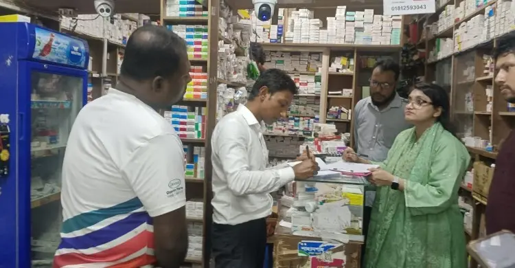 ফার্মেসিতে বিক্রি হচ্ছিল মেয়াদোত্তীর্ণ ওষুধ, জরিমানা ১ লাখ