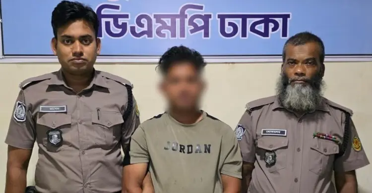 চেকপোস্টে থামার সংকেত, পালাতে গিয়ে ২৫০০ ইয়াবাসহ ধরা