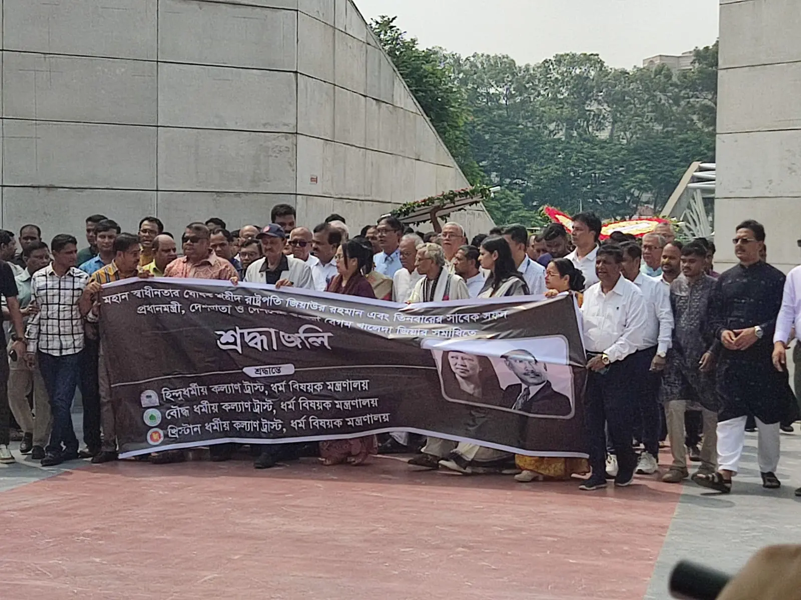 হিন্দু ধর্মীয় কল্যাণ ট্রাস্ট, বৌদ্ধ ধর্মীয় কল্যাণ ট্রাস্ট ও খ্রিস্টান ধর্মীয় কল্যাণ ট্রাস্ট এই শ্রদ্ধা নিবেদন কর্মসূচির আয়োজন করে/ছবি: জাগো নিউজ