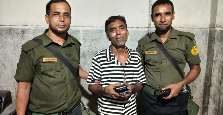 সন্দেহ হওয়ায় তল্লাশি, ঢামেকে মিললো চুরি করা মোবাইল-পাওয়ার ব্যাংক