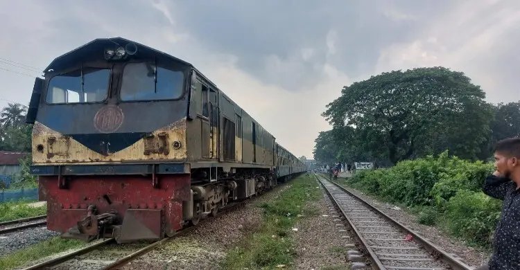 শ্রীপুরে অগ্নিবীণা এক্সপ্রেস ট্রেনের ইঞ্জিন বিকল, যাত্রীদের দুর্ভোগ