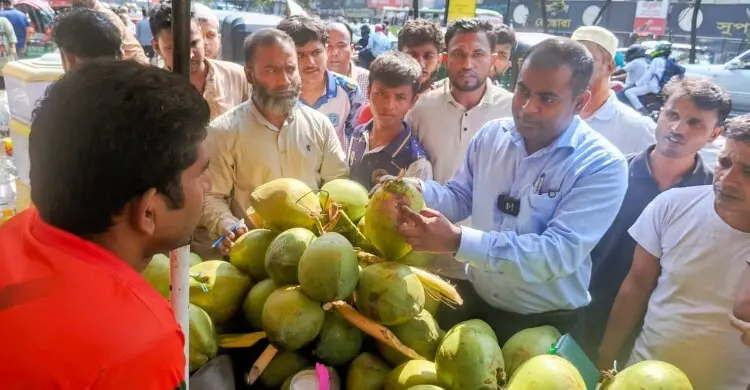 ডাব-কলা বিক্রেতাসহ ৮০ প্রতিষ্ঠানকে ১০ লাখ টাকার বেশি জরিমানা