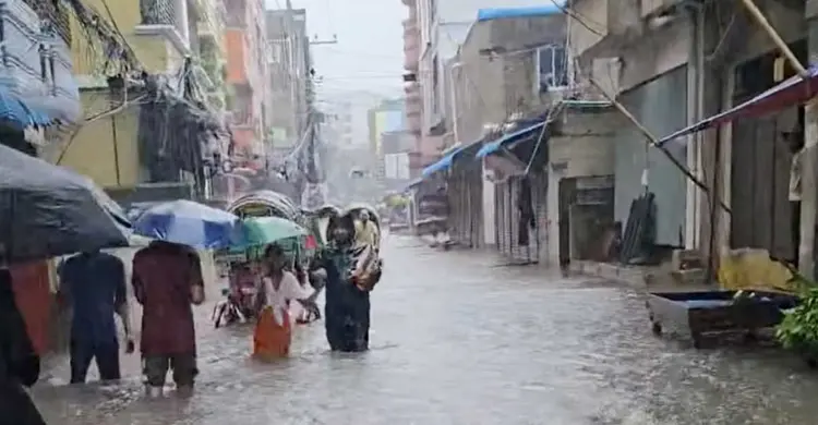 জোয়ার ও টানা বৃষ্টিতে স্থবির চট্টগ্রাম নগরী, জনদুর্ভোগ চরমে
