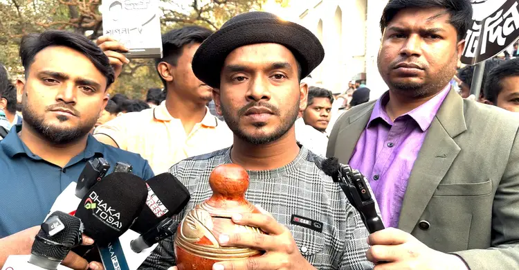 মাটির ব্যাংকে জমানো টাকা নিয়ে নাসিরউদ্দিন পাটোয়ারীর কাছে যুবক